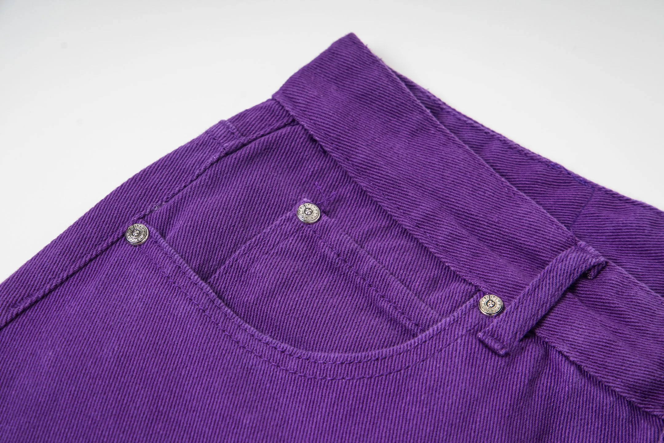 P240 Chrome Hearts Overseas limited edition violet patchwork leather cross hot girl couple jeans are a hot item this season and are sought after by countless celebrities and fashionistas. The neat details of the cutting process add color to the playful fashion! The neat and meticulous design, and the well-fitting structure is unique. The upper body not only has outstanding recognition, but also looks younger and younger. A style with the ultimate wearing meaning and performance, gorgeous color matching, and the craftsmanship of this style is also extremely extraordinary. After the finished product is washed, it is disassembled and hand-made with sheepskin cross leather and then spliced ​​together to complete. The whole piece has too many craftsmanship to describe. It is decorated with patchwork cross flowers and high-waisted washed jeans! ! Absolutely high-end luxury product, a god-level single product, a super popular product, made by top heavy industry, a magic weapon that cannot be missed to hit the streets. Style number: 1837 Size: 28 30 32 34 Color: purple